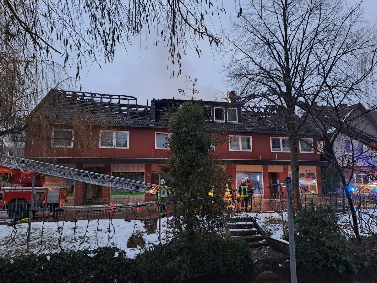 POL-ROW: ++ Fotos zum Brand des Wohn- und Geschäftshauses in der Rotenburger Innenstadt ++