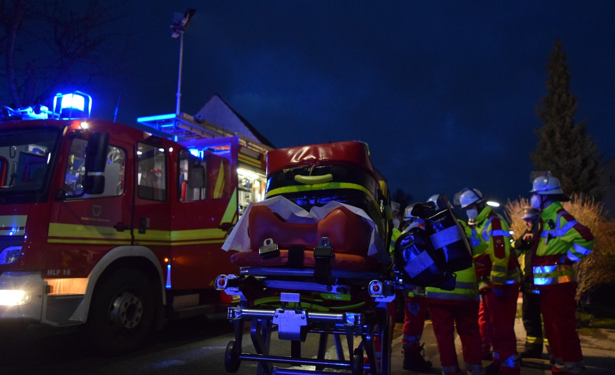 FW-DO: Gasaustritt in einem Restaurant Bei Wartungsarbeiten traten möglicherweise Schadstoffe aus. Zwei Mitarbeiter werden zur weiteren Untersuchung in Krankenhäuser transportiert.