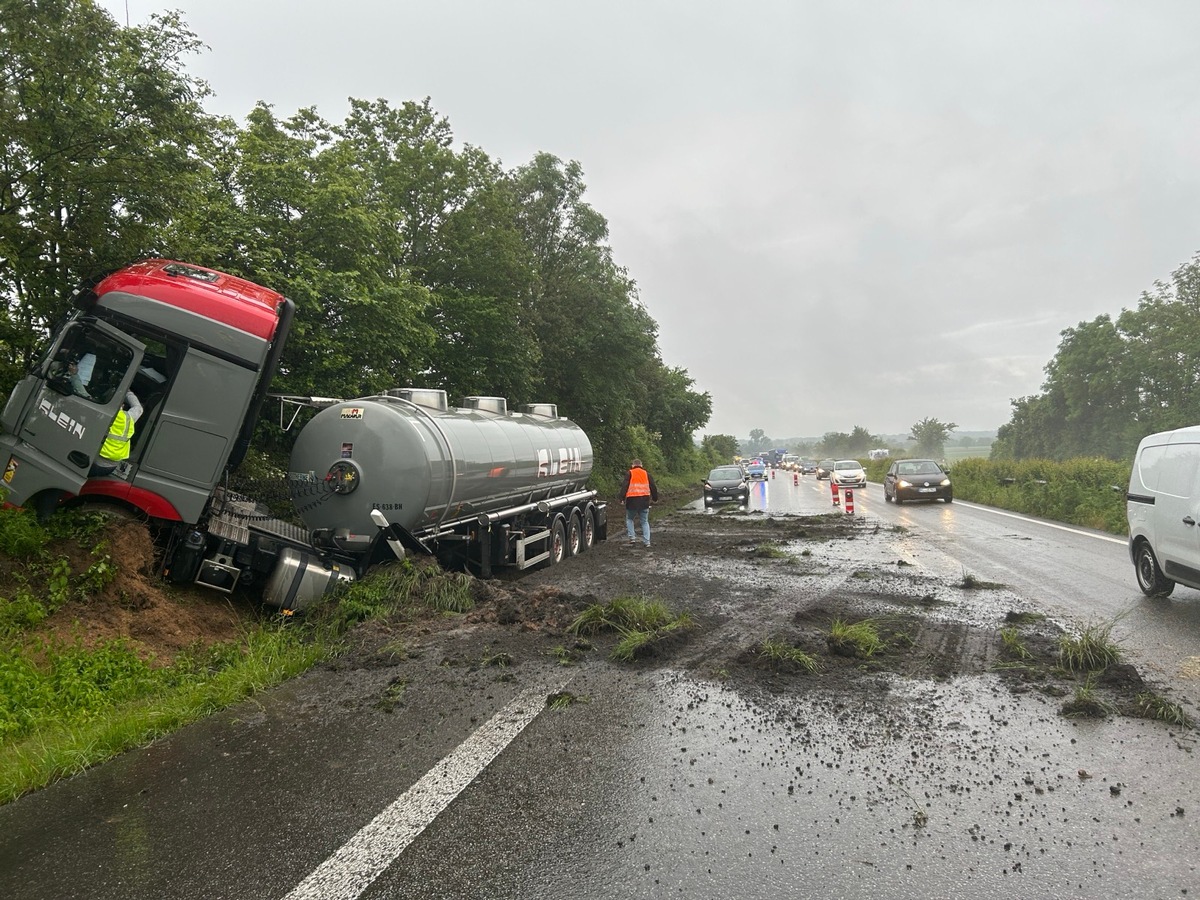 POL-PDLD: Verkehrsbeeinträchtigung - Lkw fährt in den Graben