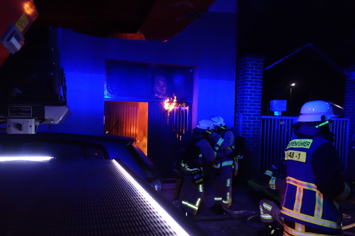 FW Bremerhaven: Korrektur: Treppenraumbrand in Bremerhaven