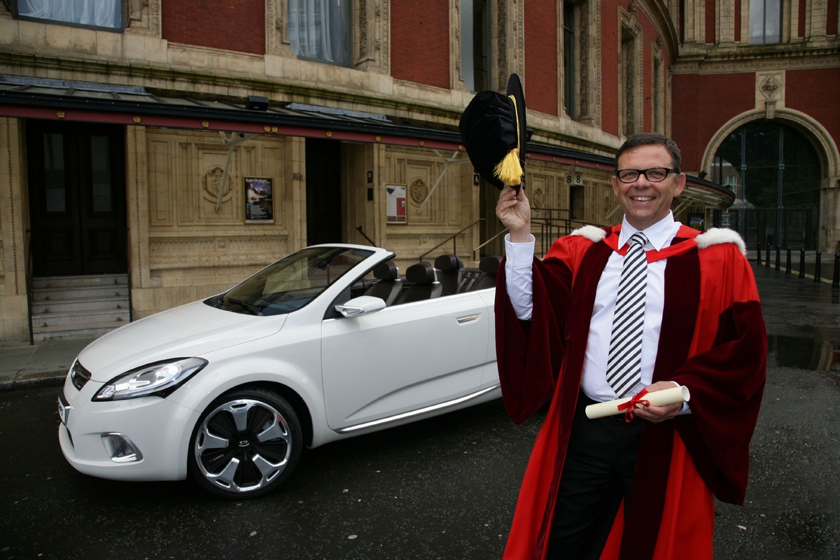 Kia-Chefdesigner Peter Schreyer Ehrendoktor des Royal College of Art