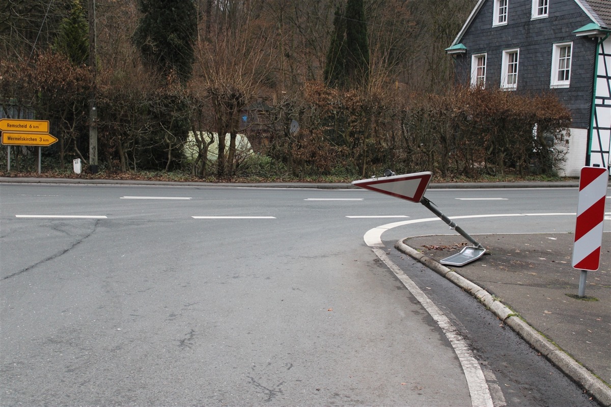 POL-RBK: Wermelskirchen - Alkoholisierte Fahrerin flüchtet nach Verkehrsunfall