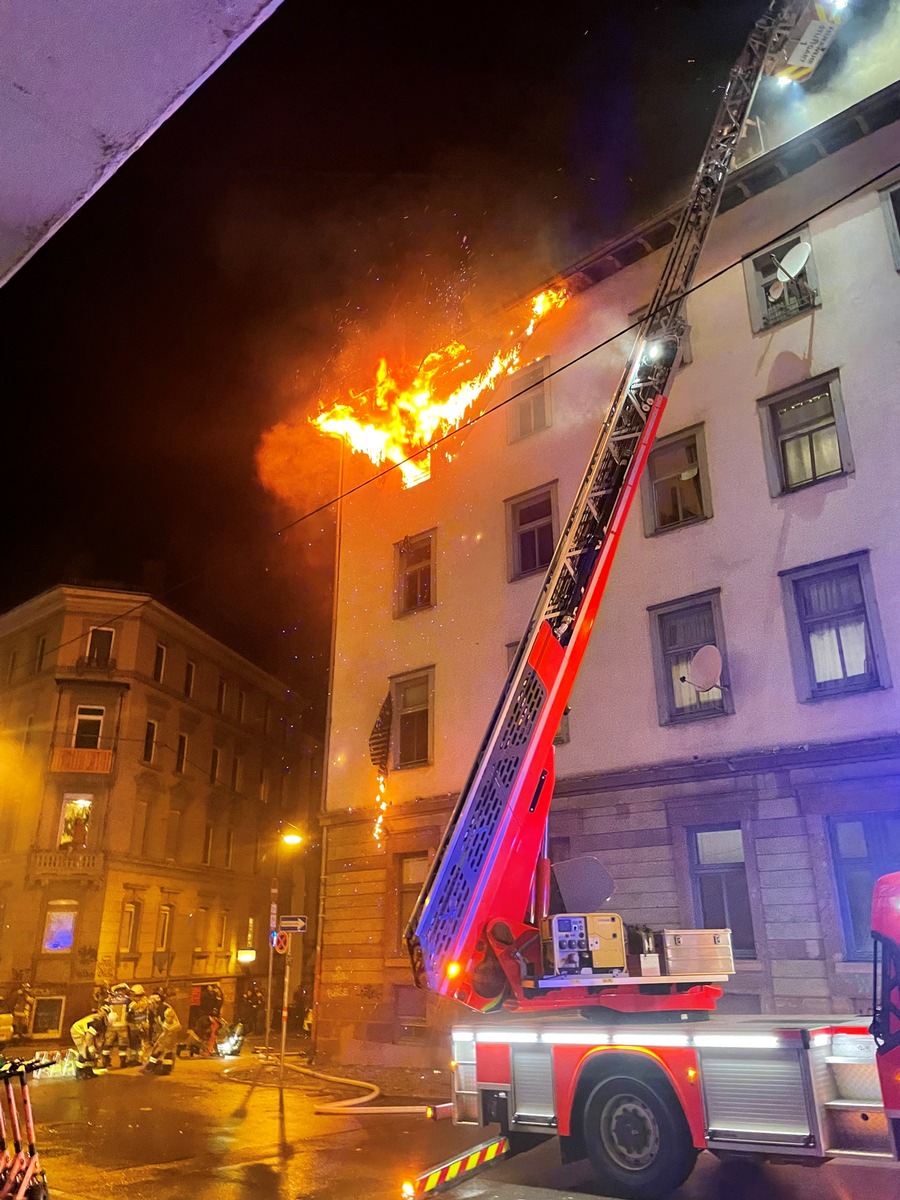 FW Stuttgart: 2. Alarm - Vollbrand einer Wohnung im 3. OG - 4 Bewohner über die Drehleiter gerettet - 6 Verletzte mit Rauchgasvergiftungen in Stuttgarter Kliniken eingeliefert