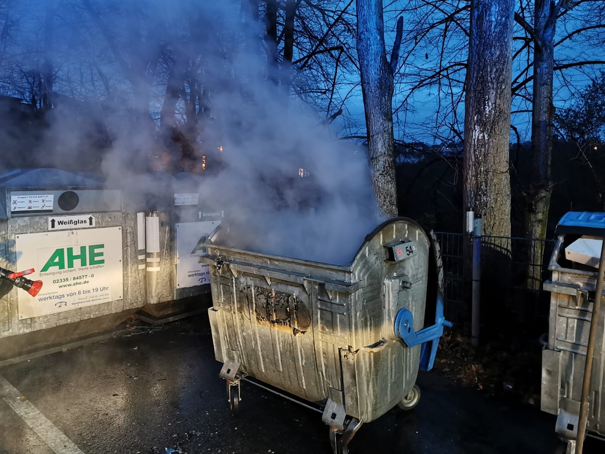 FW-EN: Wetter - Containerbrand im Dorf Volmarstein