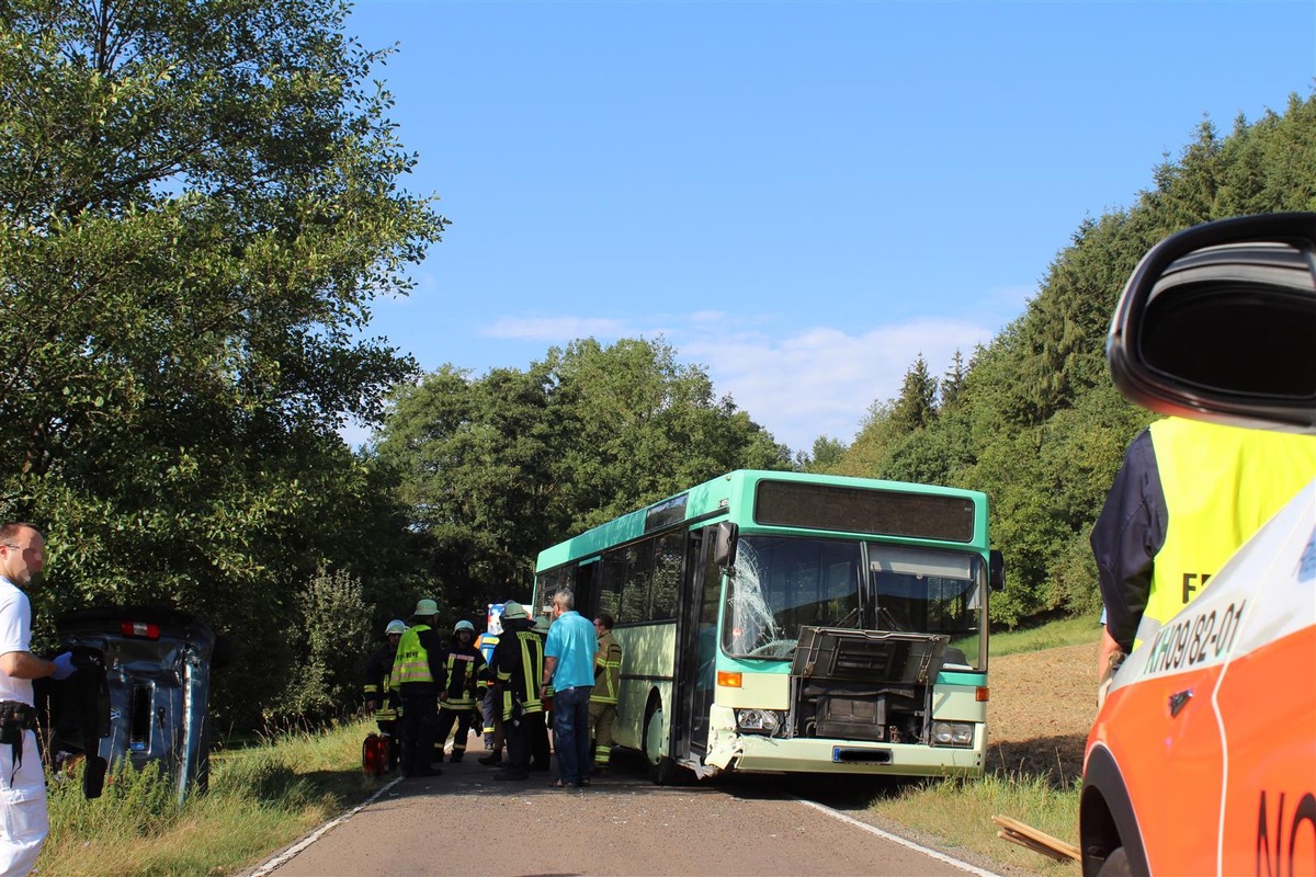 POL-PPWP: Unfall mit Kindergartenbus