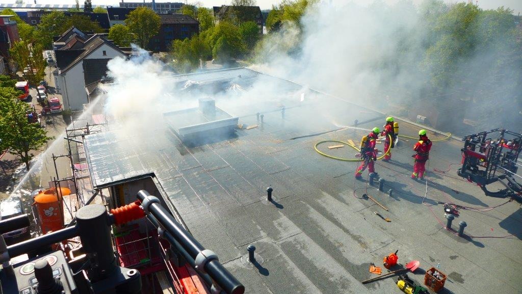 FW-OB: Massiver Flachdachbrand eines Mehrfamilienhauses