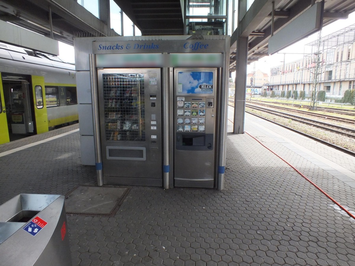 Bundespolizeidirektion München: Kaffeeautomat am Bahnhof Regensburg aufgebrochen - Bundespolizei sucht Zeugen