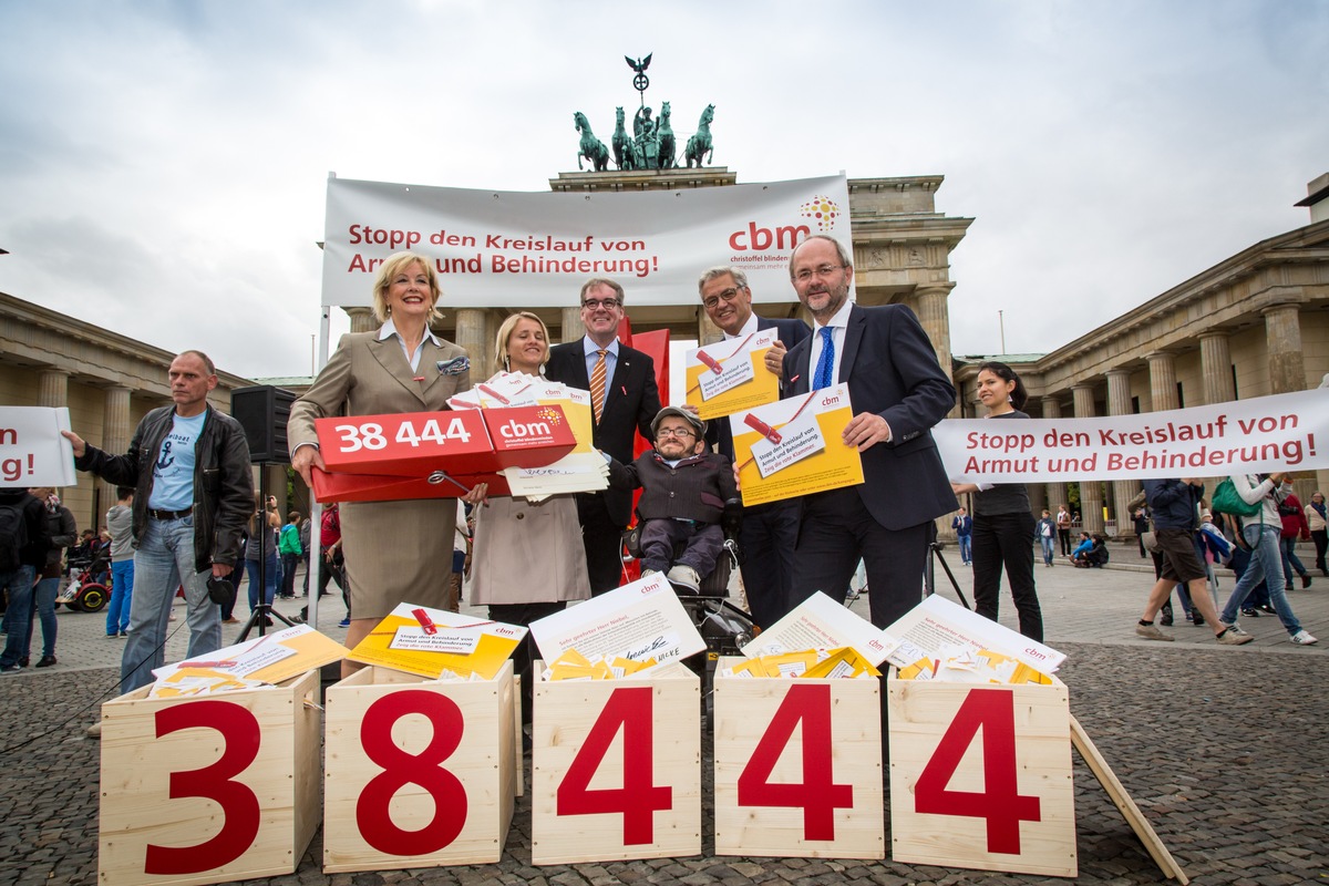 38.444 Unterschriften für CBM-Kampagne / Paralympics-Star Bentele übergibt Stimmen an Parlamentarische Staatssekretärin Kopp (BILD)