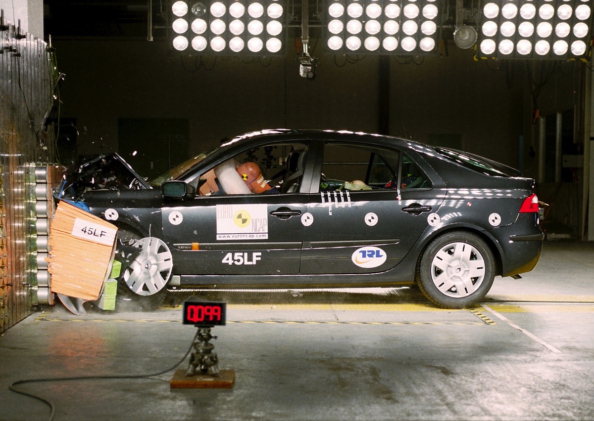 Renault Laguna: Bester im Euro NCAP-Crashtest / Erstes Auto mit fünf Sternen