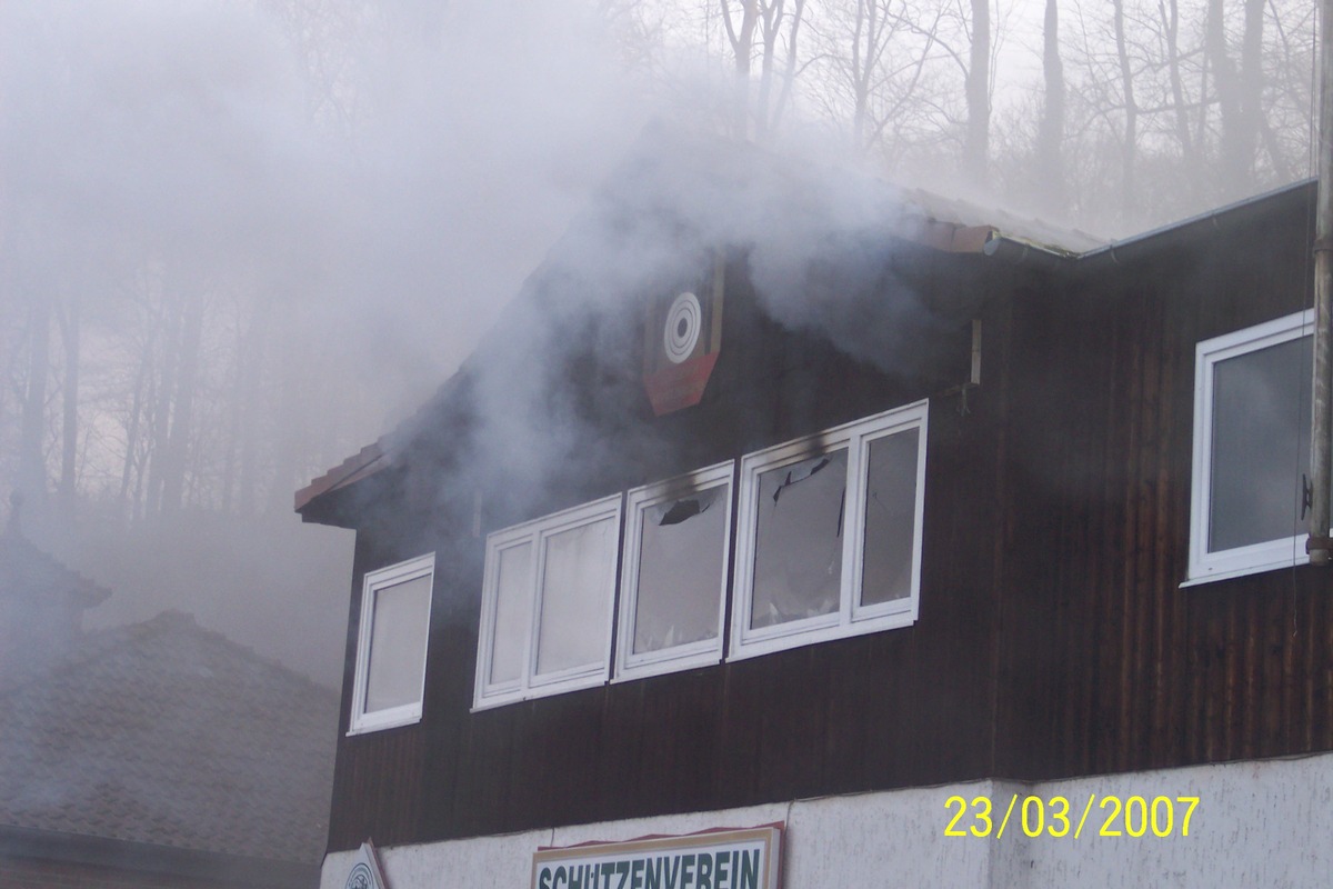 POL-HOL: Bodenwerder- Schützenhaus: Brand in Schützenhaus verursacht 200.000, -- EUR Sachschaden - Feuerwehr mit 50 Mann im Einsatz / Brandursache noch unklar -