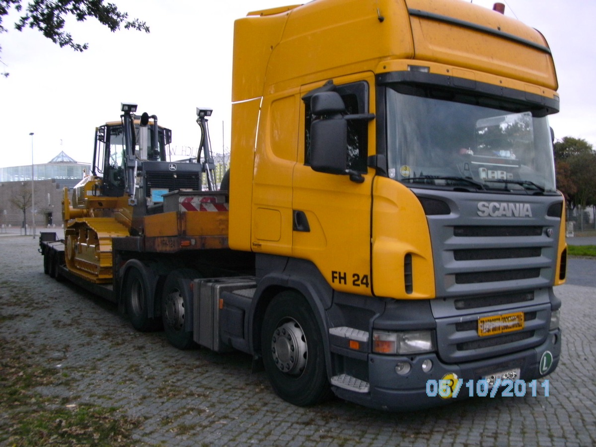 POL-CUX: Maskierter überfällt Tankstelle - Unbekannter flüchtet ohne Beute + Besorgniserregende Bilanz nach Rollerkontrollen + 21 schwerwiegende Sicherheitsmängel am einem Schwertransporter (FOTO)