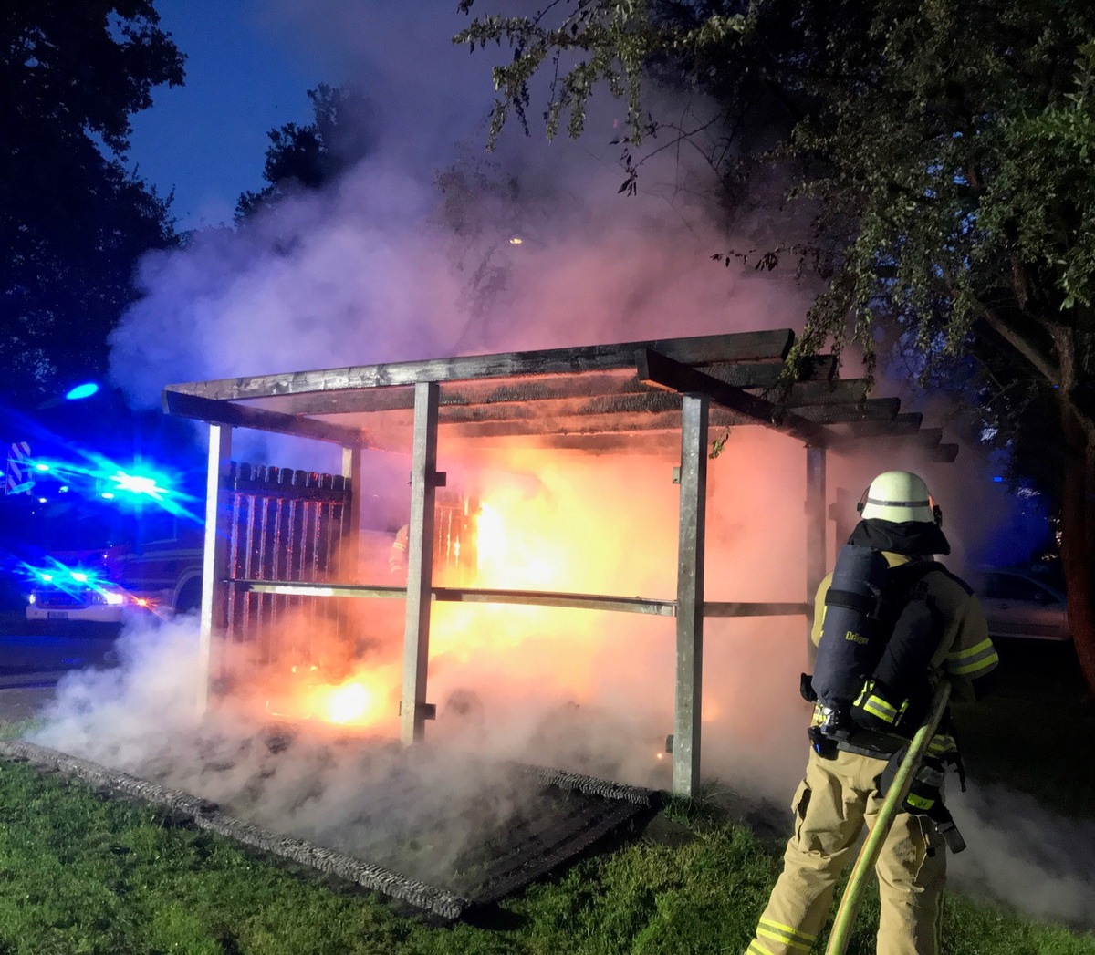 FW Bremerhaven: Eine arbeitsreiche Nacht für die Feuerwehr Bremerhaven