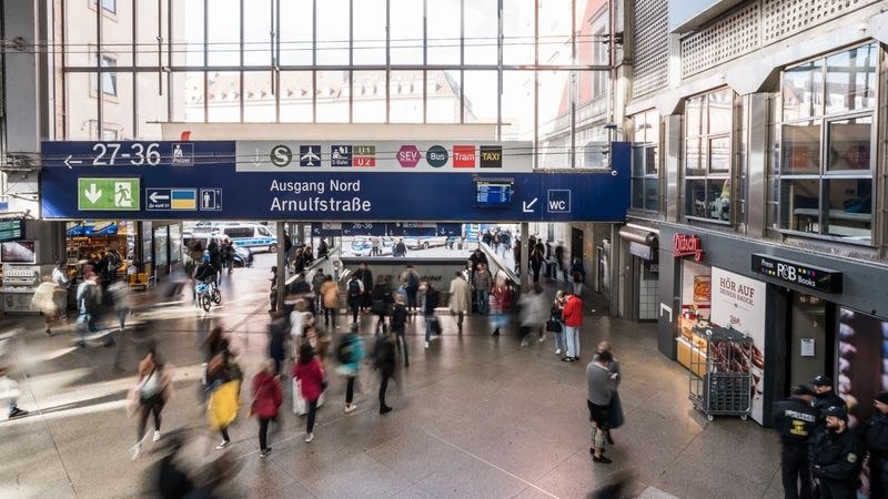 Bundespolizeidirektion München: Blutiger Speichel im Gesicht eines Beamten