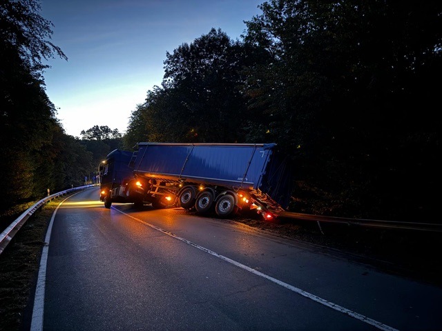 POL-CE: LKW kommt von der Fahrbahn ab