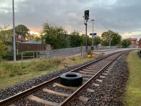 BPOL-FL: Süderbrarup - LKW Reifen auf Gleise gelegt - Drei Tatverdächtige ermittelt