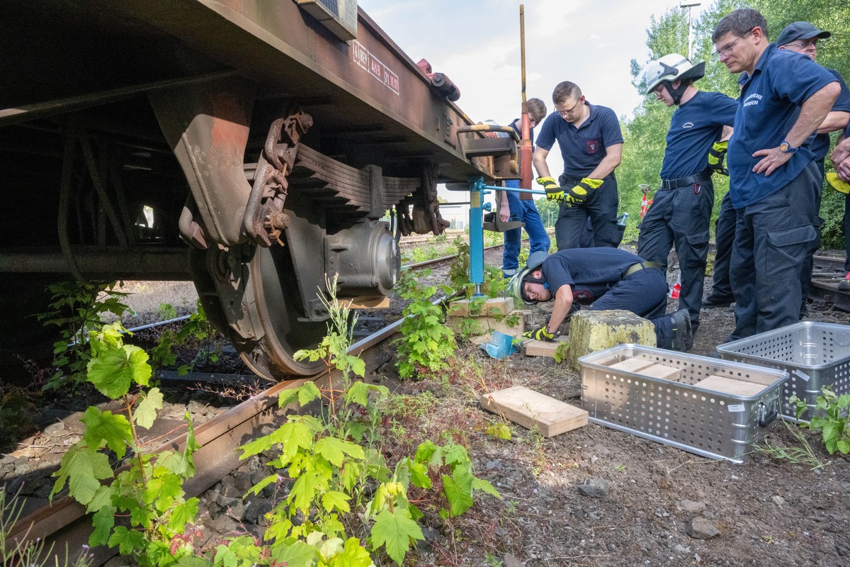 FW Menden: Feuerwehr lernt Besonderheiten der Regionalzüge