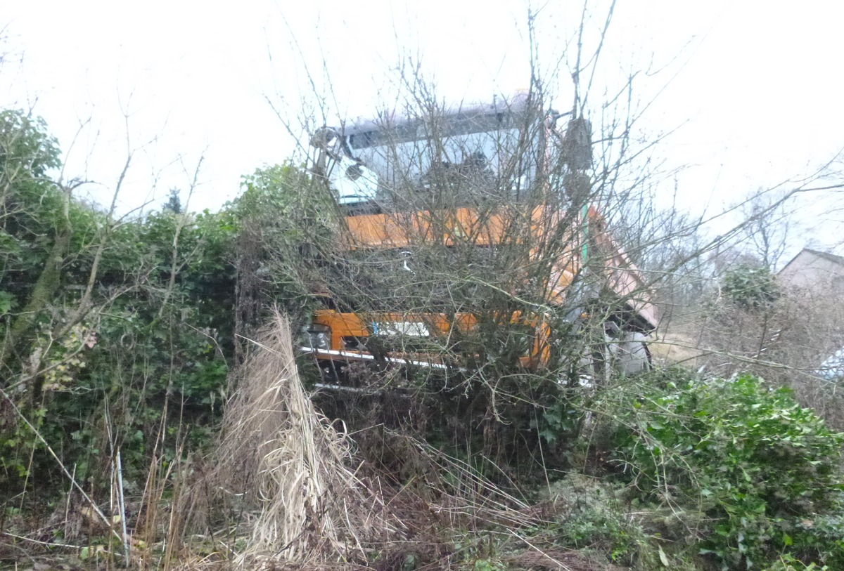 POL-BI: Lkw durchbricht Gartenzaun