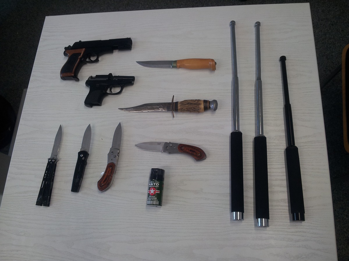 POL-D: Nachtragsmeldung/Foto  Jugendkommissariat stoppt Raubserie - Waffen und Beute bei Durchsuchungen gefunden - 14- und 15-Jähriger festgenommen