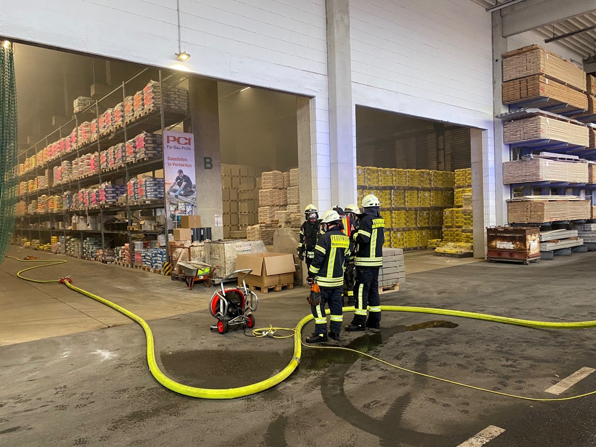 FW-MH: Brand eines Gabelstaplers in einem Gewerbebetrieb