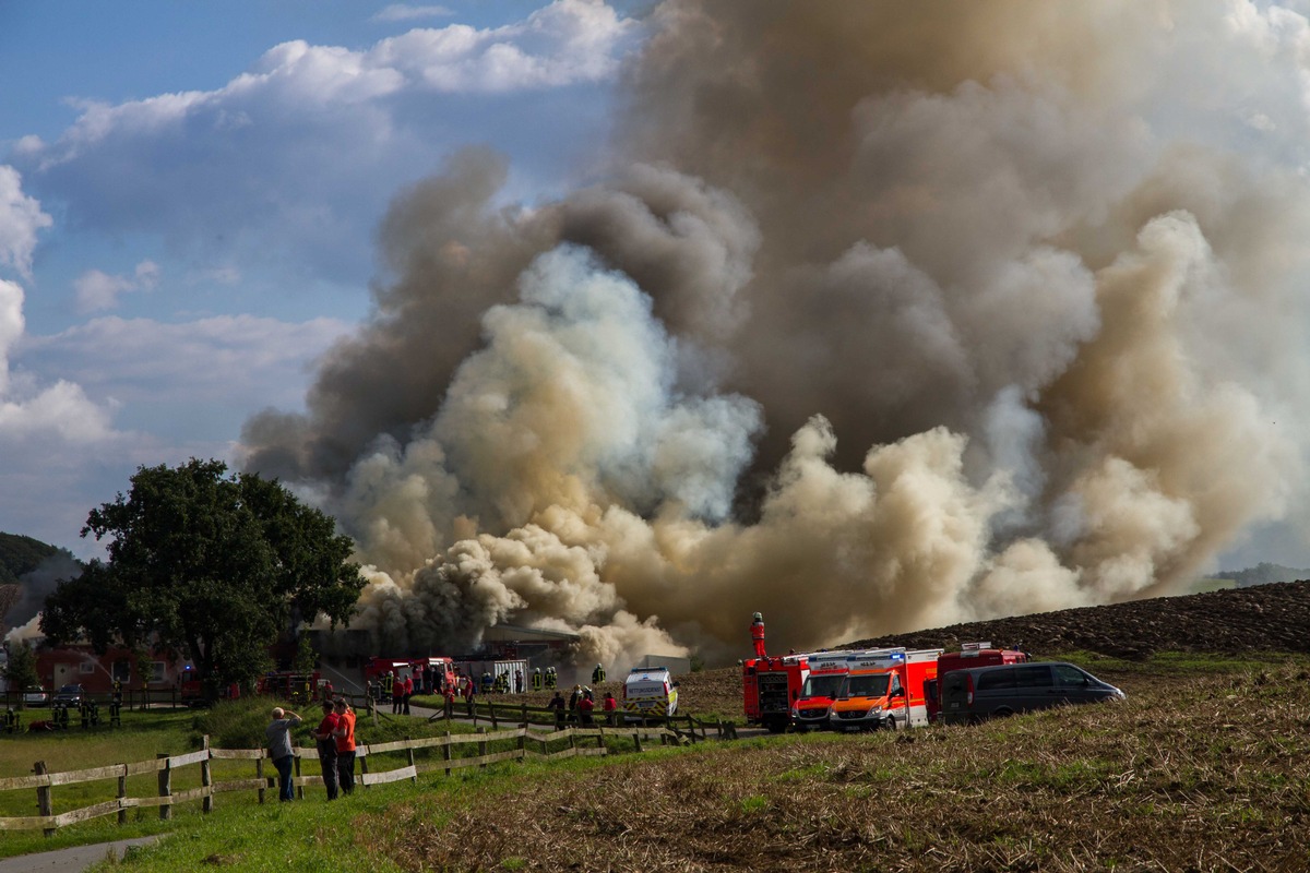 FW-PLÖ: Bei einem Feuer in der Verpackungshalle einer Legehennen-Farm in Groß Rohlübbe, Kreis Plön wurde das Gebäude und das Inventar ein Raub der Flammen. 200 Einsatzkräfte bekämpften das Feuer.