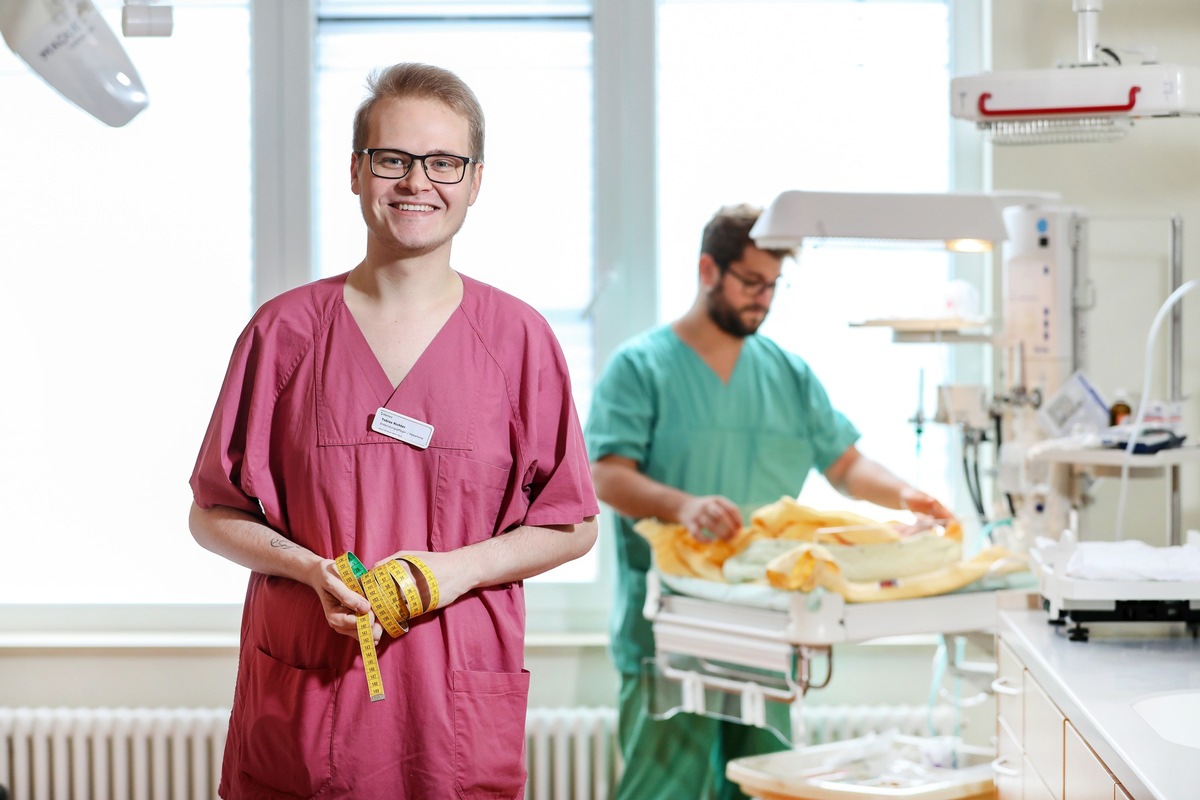 Zum internationalen Hebammentag: Hebamme Tobias Richter wünscht sich mehr Diversität in seinem Berufsfeld