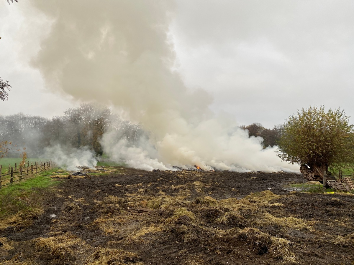 FW-GE: Nächtlicher Heuballenbrand in Gelsenkirchen-Scholven / 400 Heuballen gehen in Flammen auf. Menschen und Tiere kommen nicht zu Schaden.