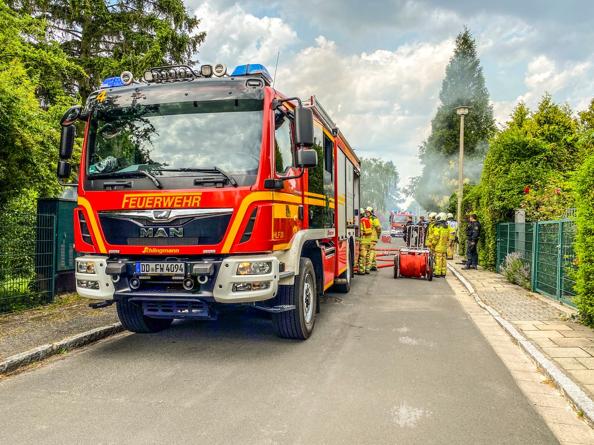 FW Dresden: Brand eines Carportes