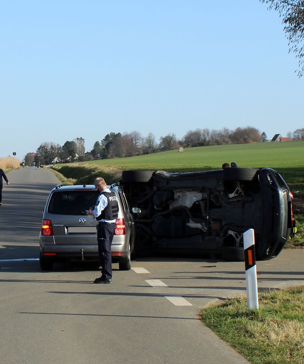 POL-MI: SUV kippt bei Unfall auf die Seite