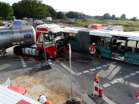 POL-WL: Rade - Busfahrer stirbt bei Verkehrsunfall