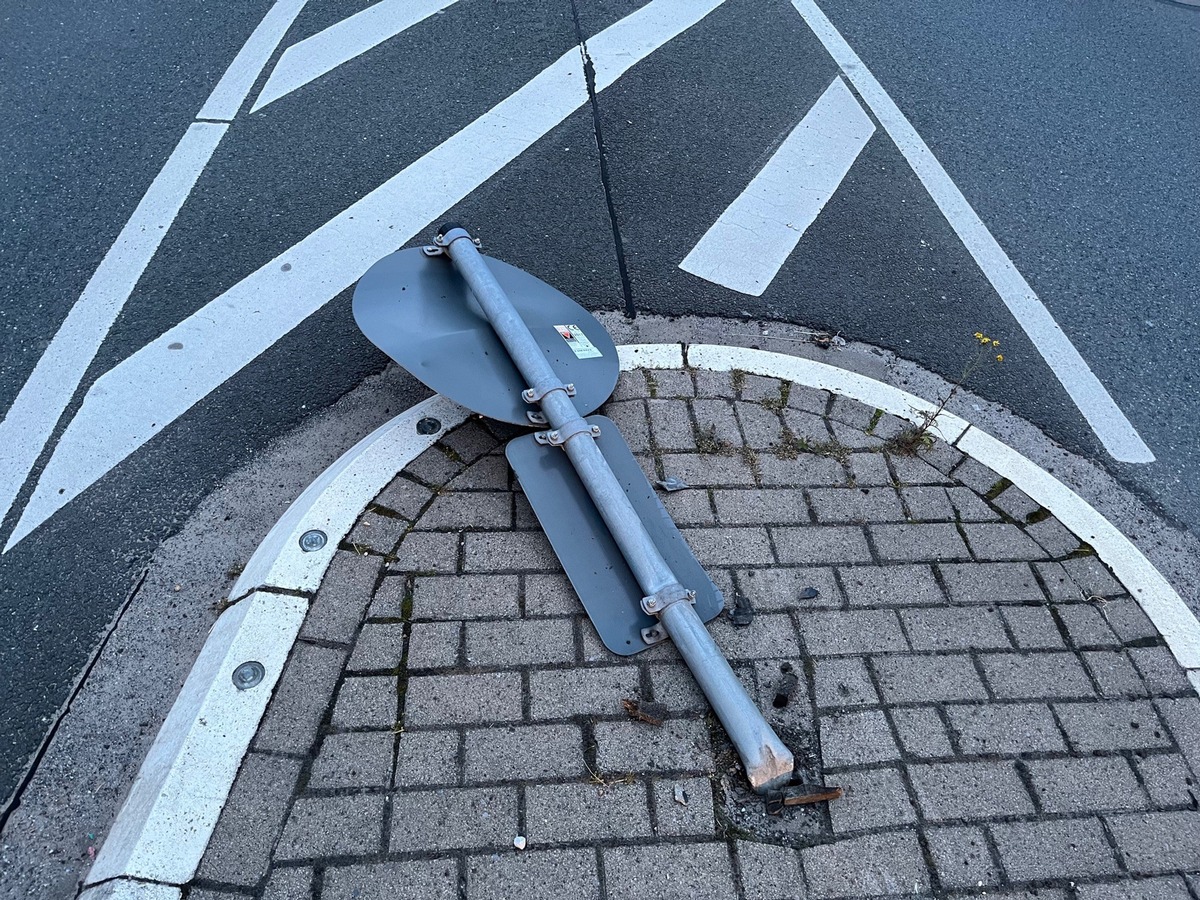 POL-BI: Zeugen melden Unfallflucht - Verkehrsinsel überfahren