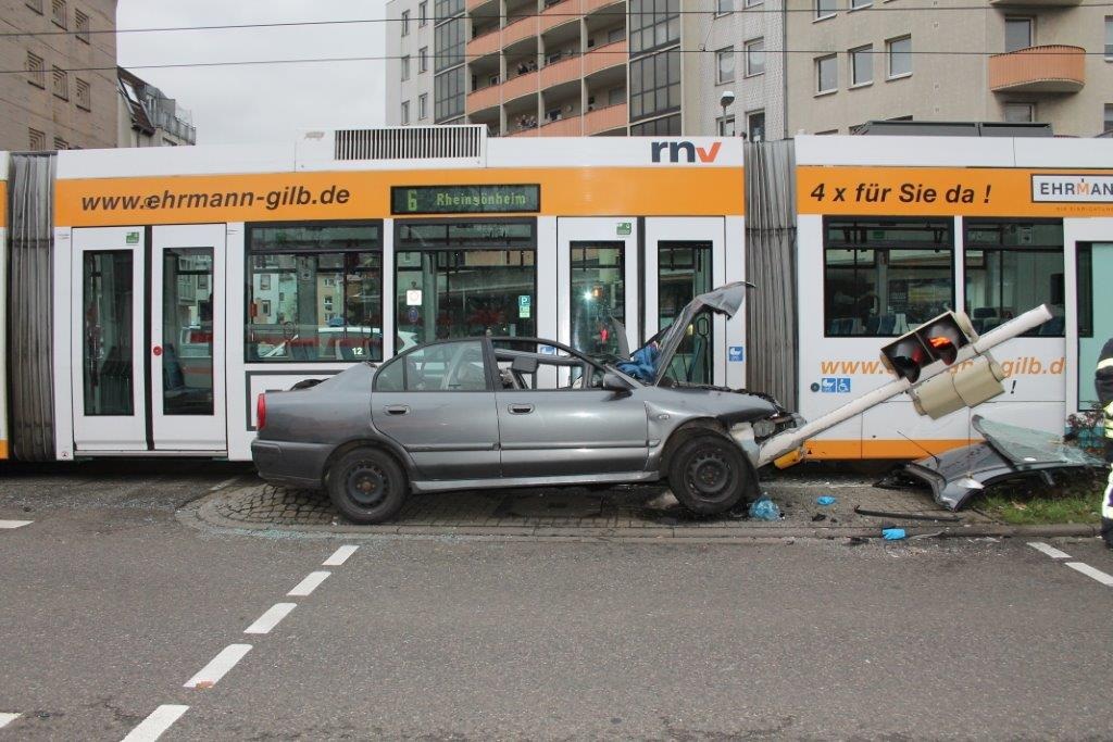 POL-PPRP: Schwerer Verkehrsunfall an der Kreuzung Saarlandstraße / Pestalozzistraße / Rottstraße