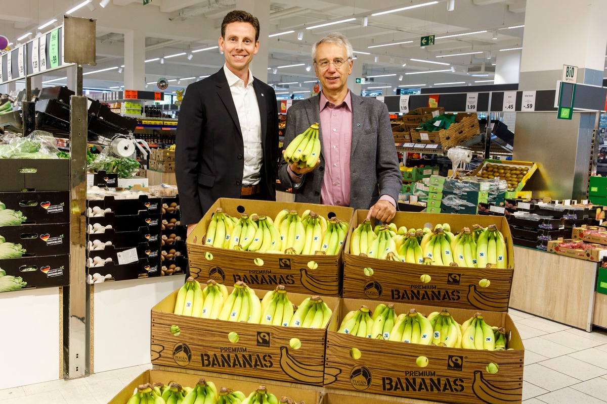 100 Prozent faire Bananen: Lidl stellt als erster Händler sein Sortiment um / Lidl führt sukzessive konventionelle Bananen mit Fairtrade-Zertifizierung ein (FOTO)