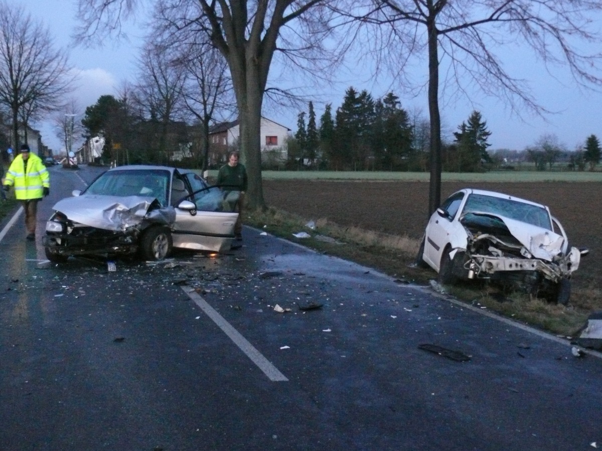 POL-DN: Mit Sommerreifen auf glatter Straße ins Schleudern gekommen