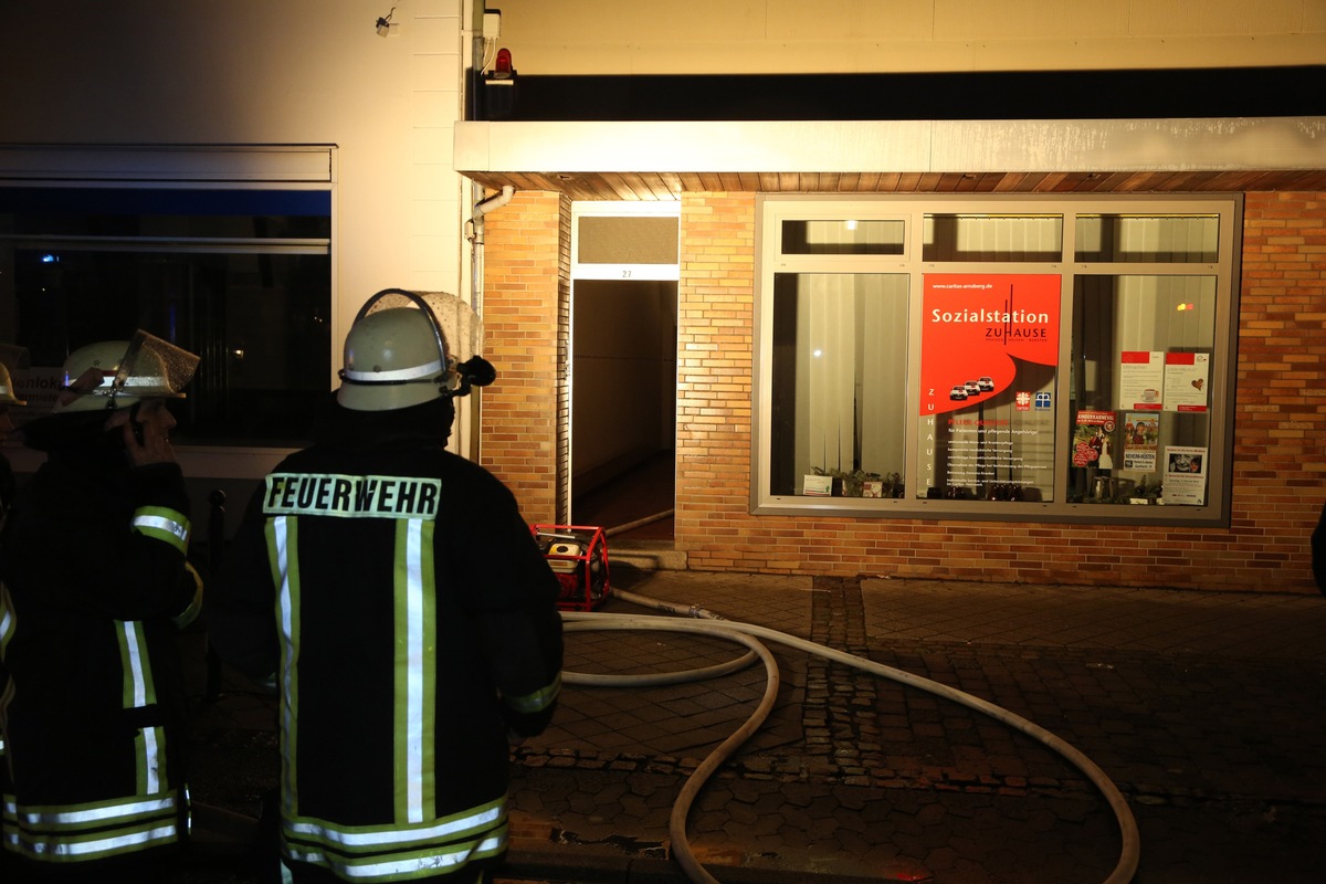 FW-AR: Mehrere Verletzte bei Wohnungsbrand in Hüsten