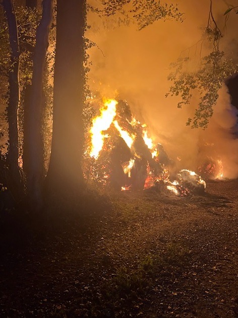 POL-CUX: Brand von gelagerten Heu- und Strohballen in Beverstedt-Wellen - starke Rauchentwicklung bei Nachlöscharbeiten (Lichtbild in der Anlage)