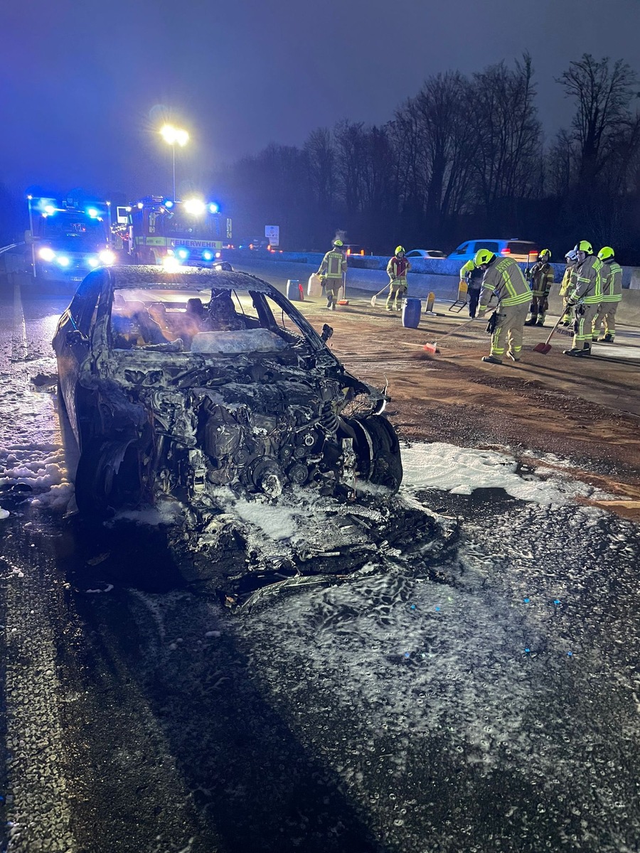 FW Ratingen: Mehrere PKW-Brände auf der BAB3 - Vollsperrung der A3 in Fahrtrichtung Köln, Feuerwehr Ratingen im Einsatz