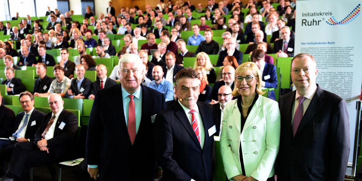 Zweites Gründer-Forum NRW - starkes Bündnis fördert innovative Firmenstarter / Initiativkreis-Ruhr-Moderator Klaus Engel: Impulsprojekt &quot;Smart am Start&quot; öffnet Gründern die Türen zu den Chefetagen