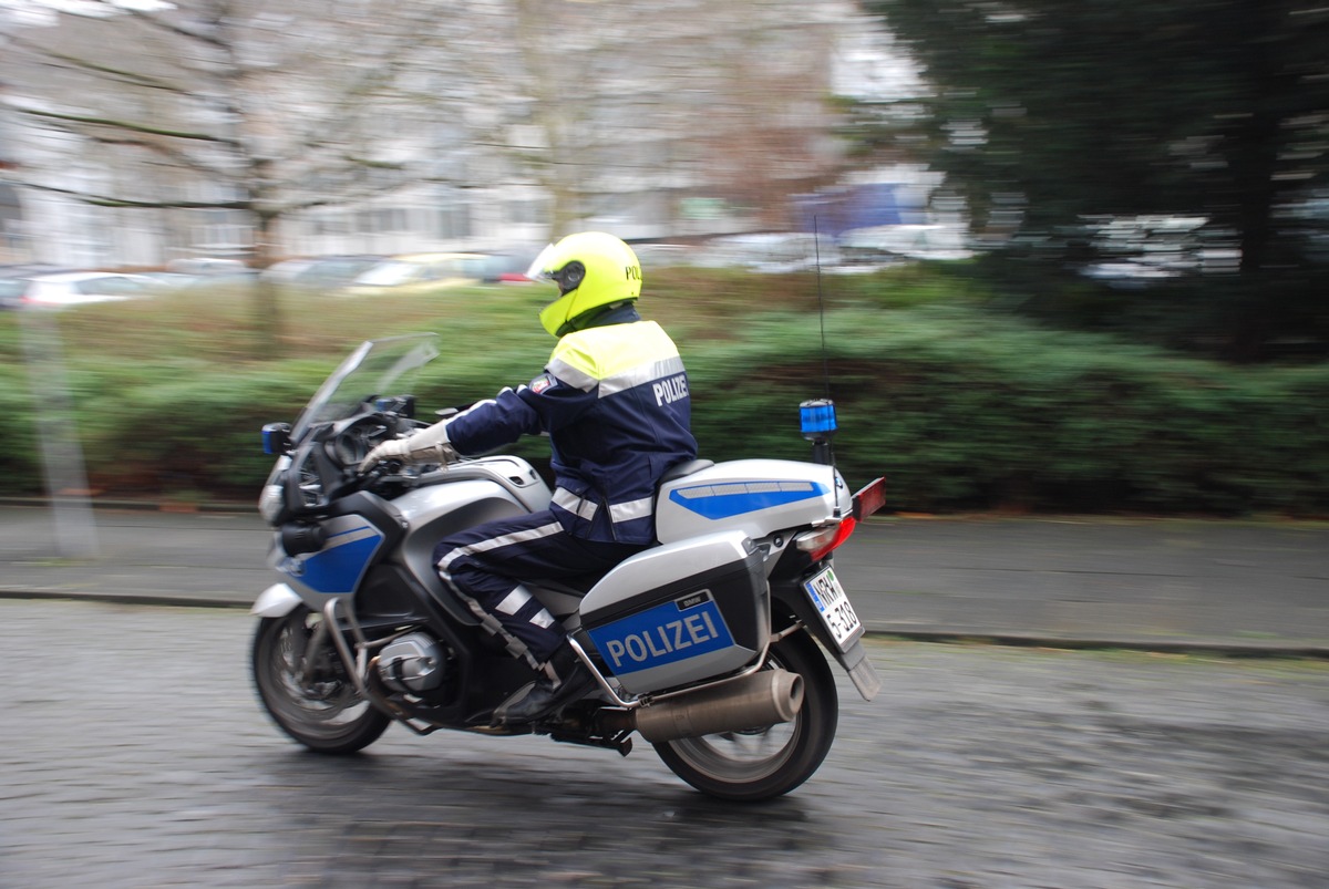 POL-D: Trageversuch - Polizeikradfahrer ab heute in neuer Uniform