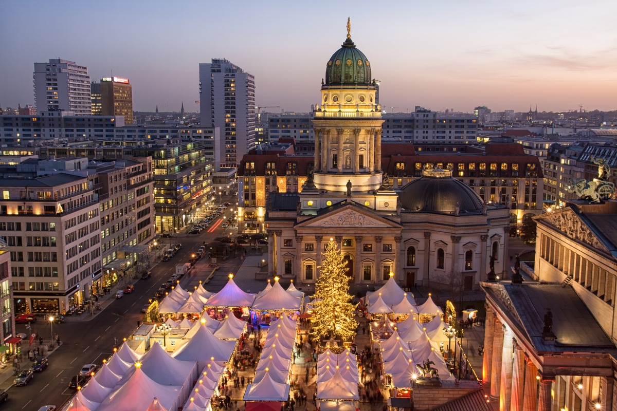 Immer mehr Deutsche verreisen im Advent zu den schönsten Weihnachtsmärkten Europas / Glühwein und Spekulatius - Citytrips boomen im November und Dezember (FOTO)