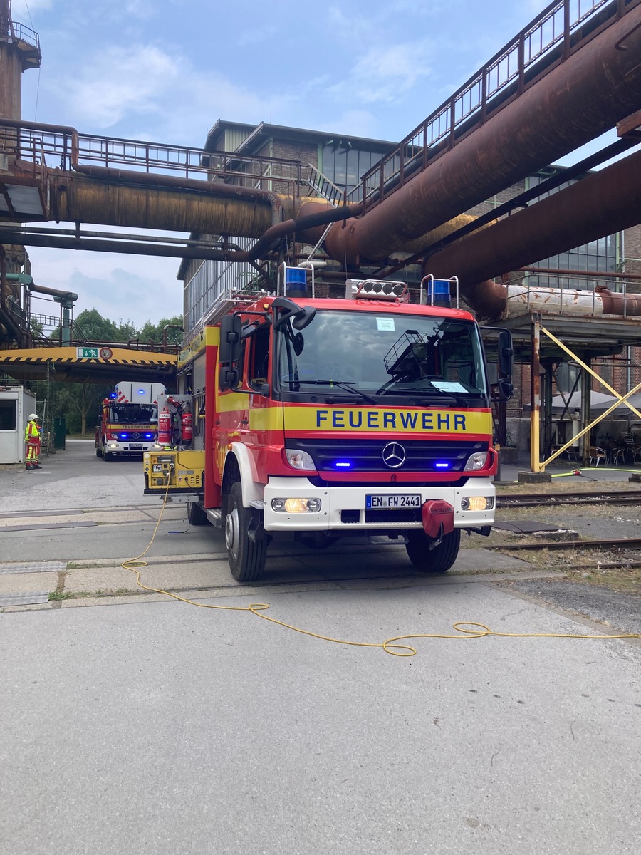 FW-EN: Verkaufscontainer gerät in Brand &amp; Verkehrsunfall - Zwei Paralleleinsätze für die Hattinger Feuerwehr