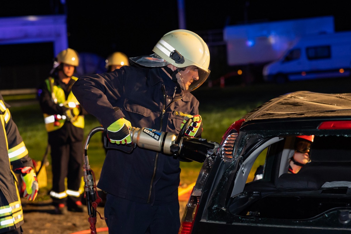 FW Wachtberg: Großübung der Feuerwehr Wachtberg am Fraunhofer Institut in Werthhoven