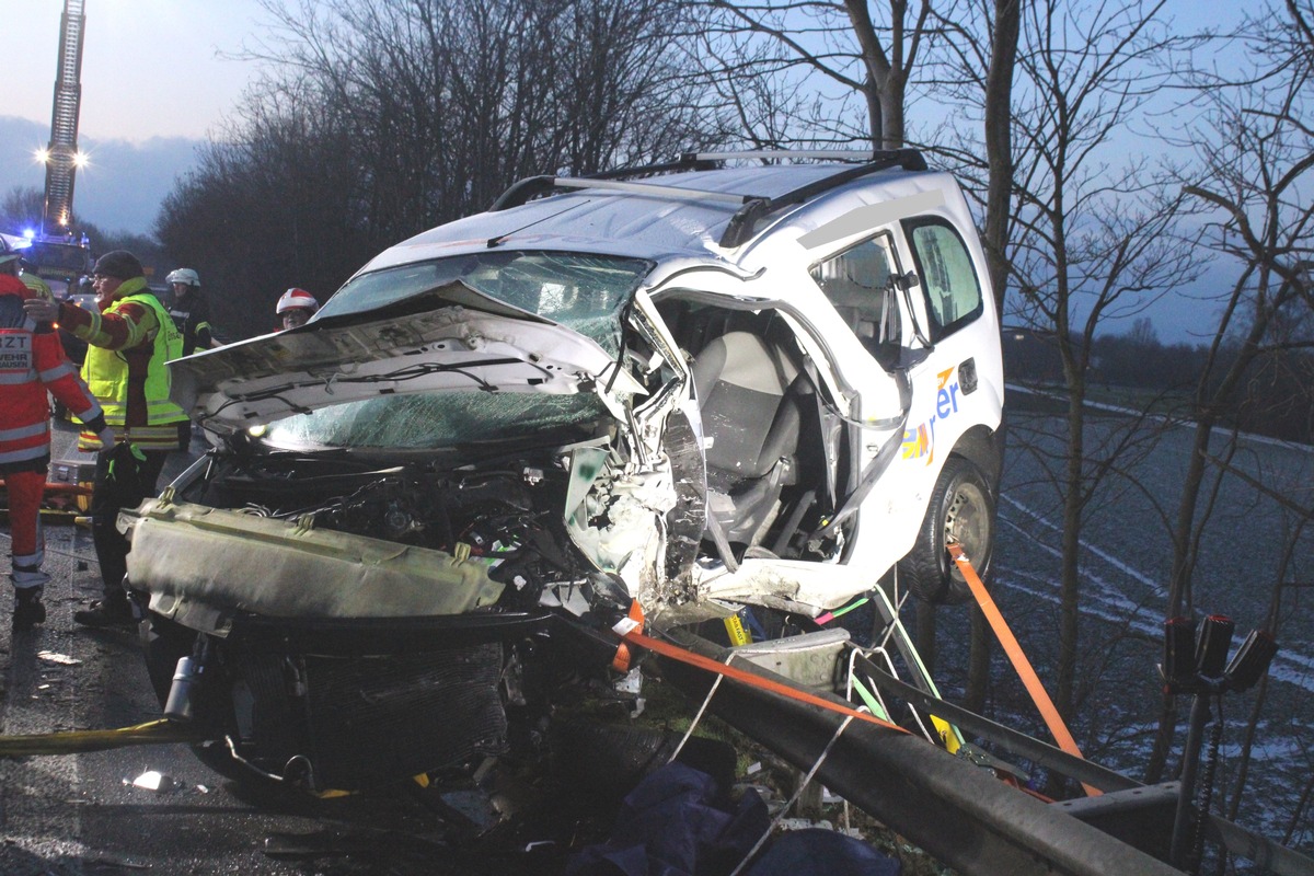 POL-MI: Autos stoßen auf Bundesstraße frontal zusammen