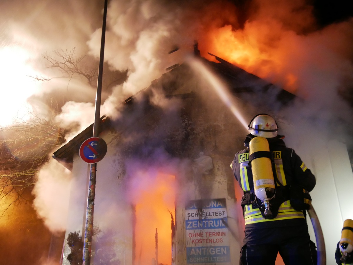 FW Celle: Gebäudebrand in der Hafenstraße - 1. Lagemeldung!