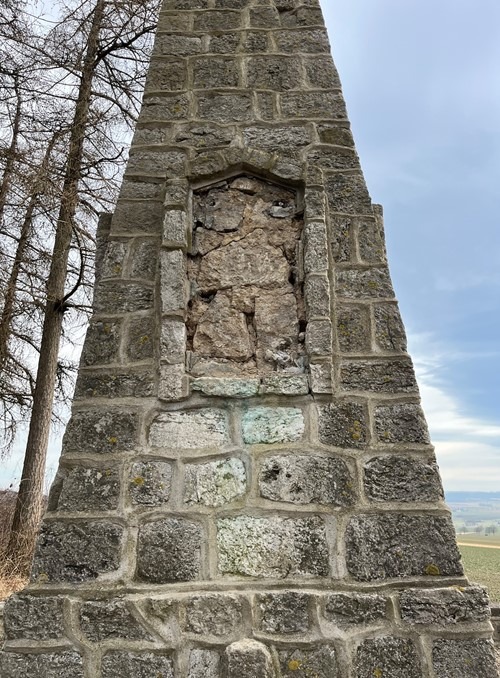 POL-HI: Gedenktafeln vom Kriegerdenkmal entwendet