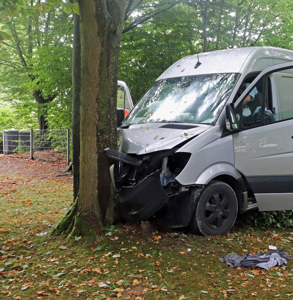 POL-HX: Transporter prallt auf Kindergarten-Gelände gegen Baum