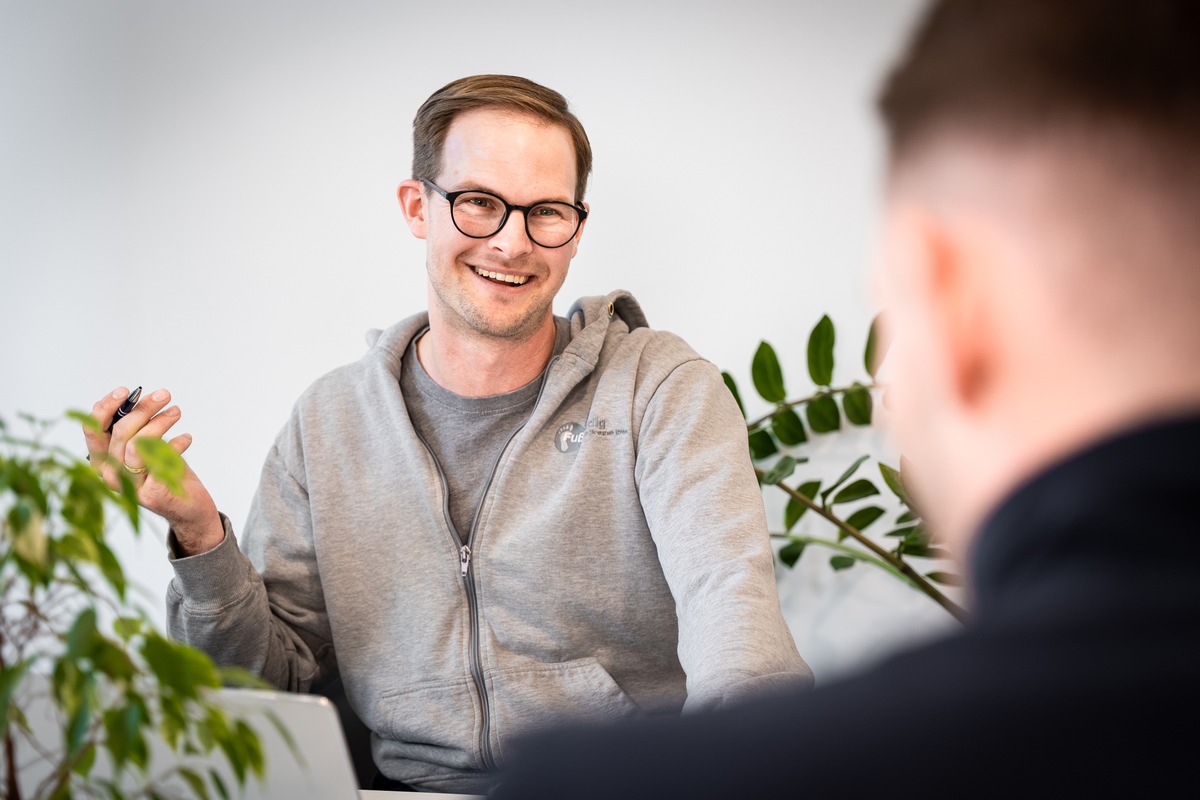 Frederic Schulmeister von Fußkundig zeigt moderne Recruiting-Strategien für Podologen: Erfolg durch Unternehmensidentität und Social Media