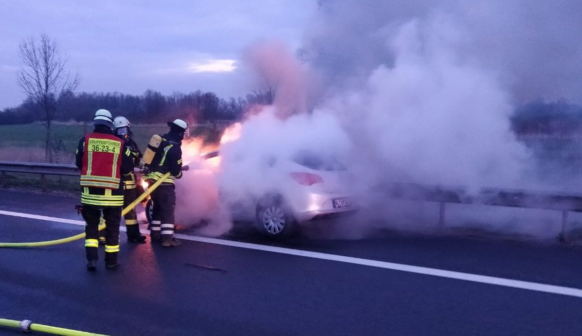 POL-STD: Zwei Einbrüche in Stader Wohnhäuser, Umstellung von Telefonnummern der Polizeistationen im LK heute abgeschlossen, Auto brennt auf der A 26 aus - Richtungsfahrbahn Stade für mehrere Stunden gesperrt