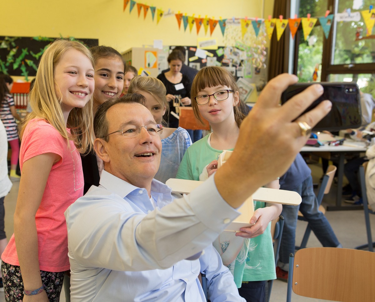 &quot;Der Girls&#039; Day ist wichtig, aber er kommt zu spät&quot; - Michael Heinz sägt und bohrt mit Grundschulkindern