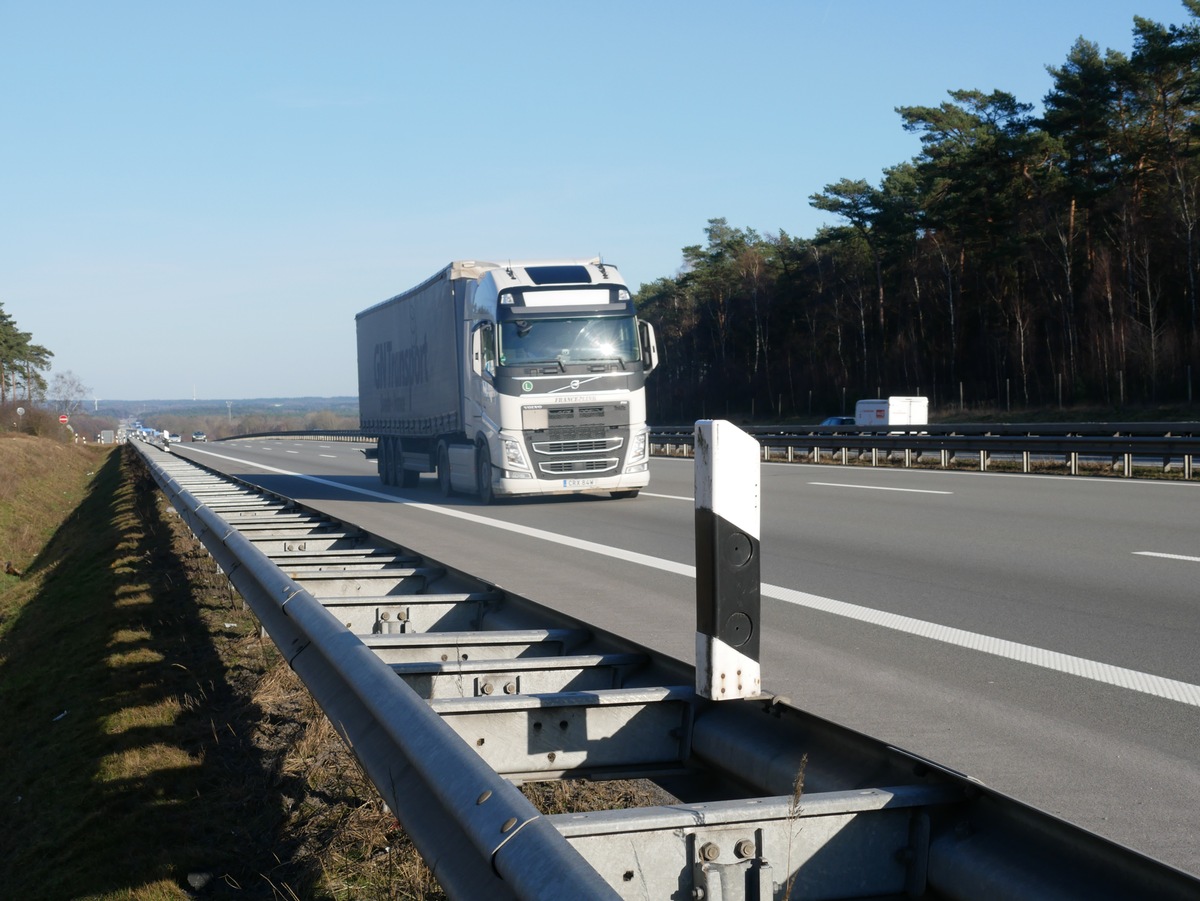 POL-ROW: Unfall auf der Autobahn - PKW-Fahrerin leicht verletzt ++++ Autobahnpolizei kontrolliert Abstand und Ablenkung am Steuer