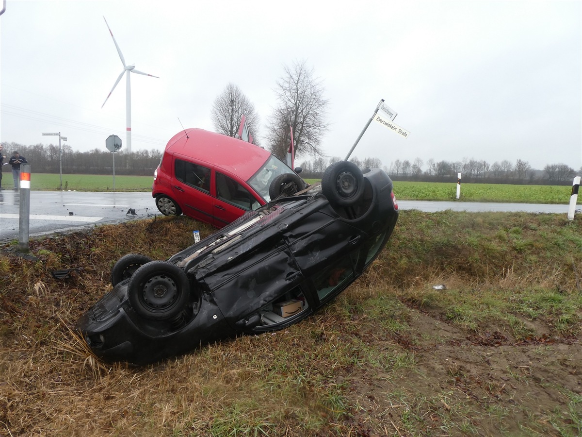 POL-MS: Zwei Autos im Graben - Unfall im Kreuzungsbereich